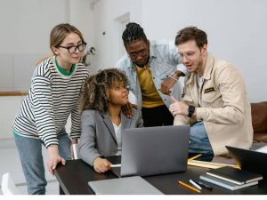 Une équipe de quatre personnes en charge de l'analyse financier et comptable d'une entreprise.