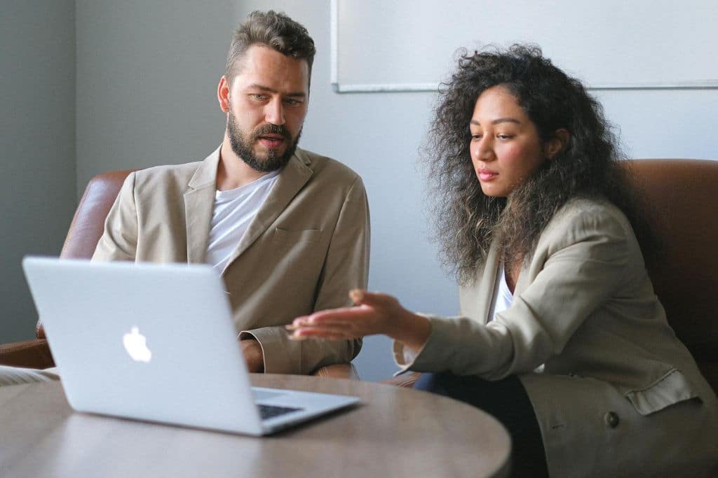 Article EBITDA définition - Une femme et un homme analysant l'EBITDA d'une entreprise.