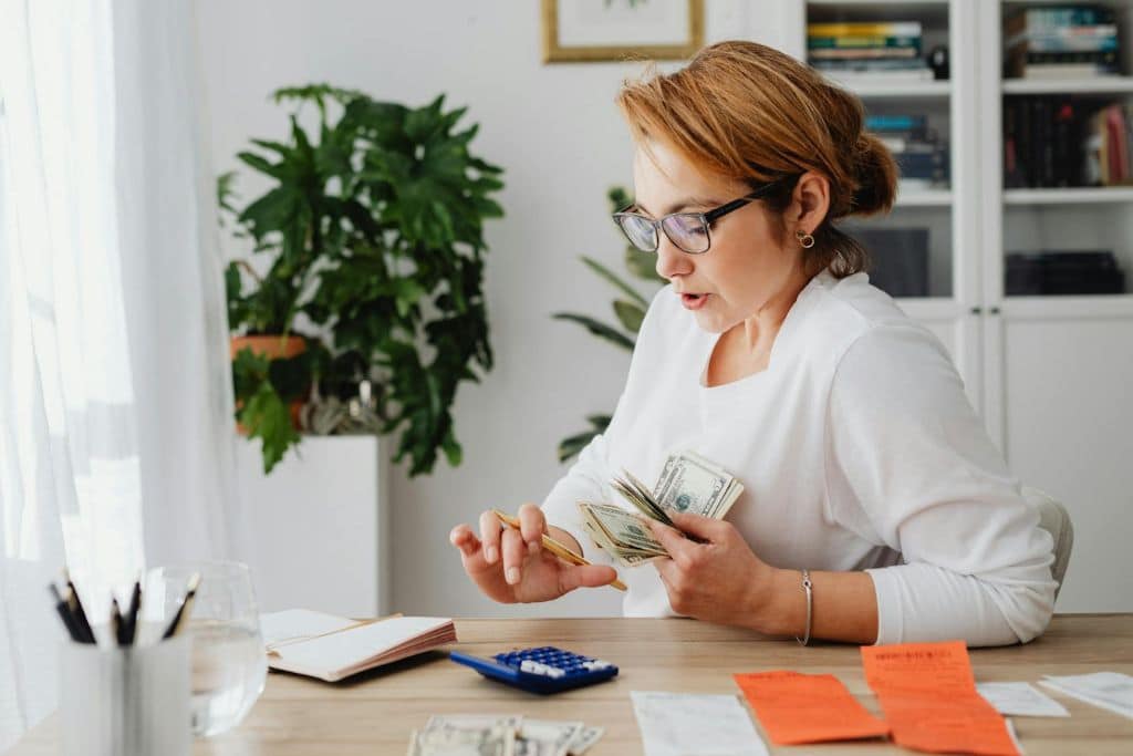 Article EBITDA définition - une cheffe d'entreprise calcule l'EBITDA de sa LLC américaine.