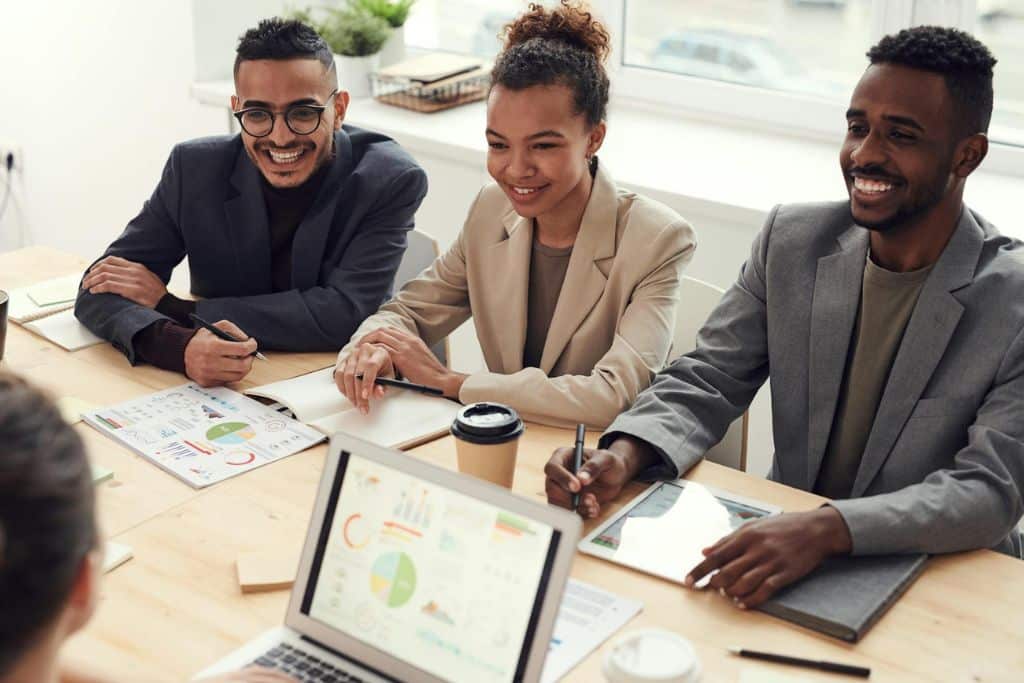 Trois personnes effectuant un interview avec un client.