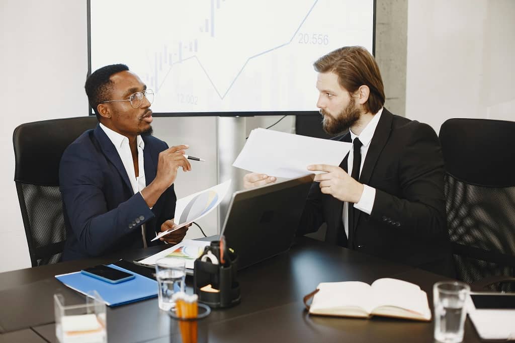 Article assurances professionnelles pour LLC - Entretien d'un homme d'affaires avec un conseiller en assurances 