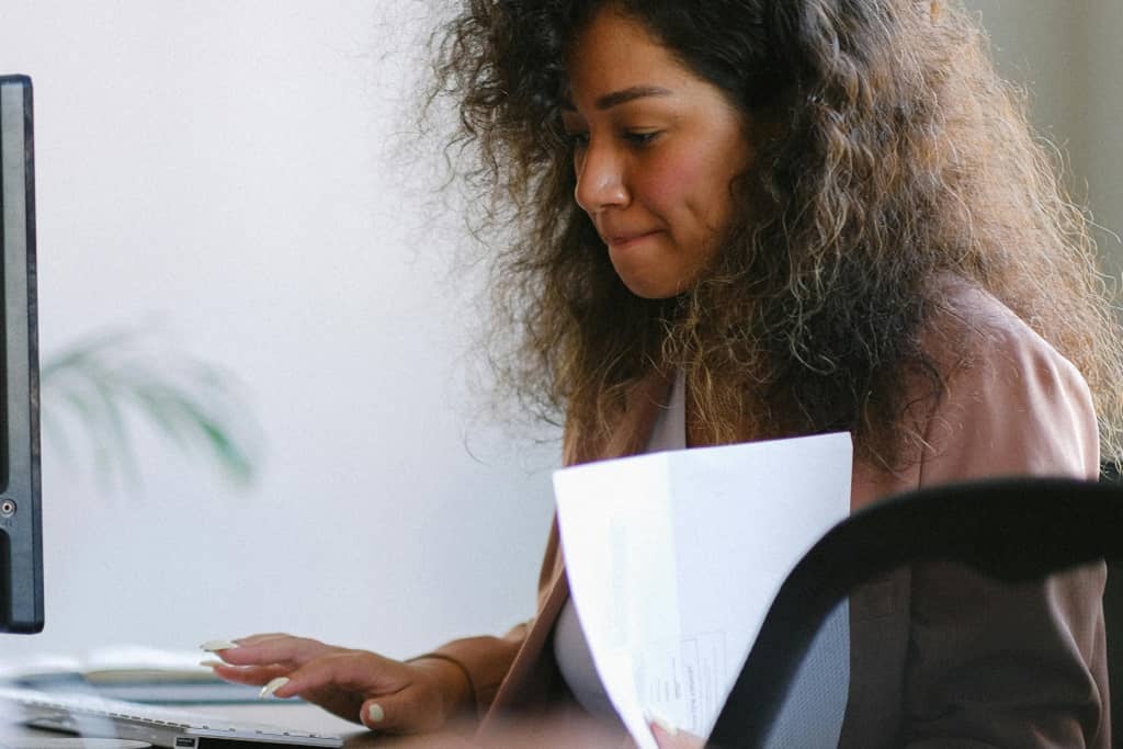 Article assurances professionnelles pour LLC - Une femme qui visualise sur ordinateur les détails de contrats d'assurance