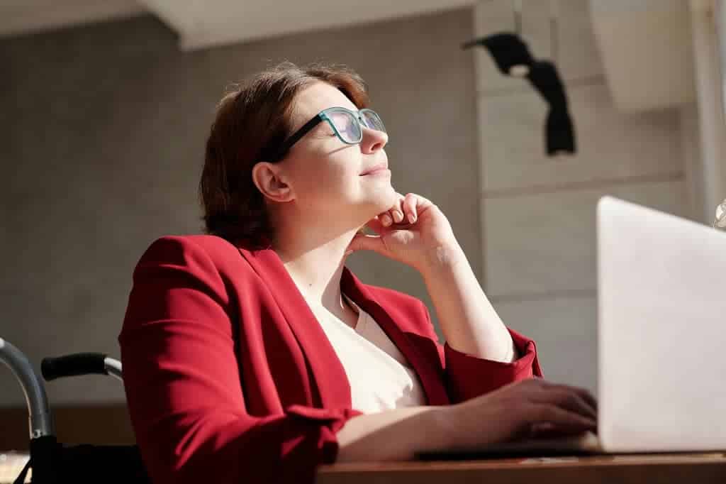 Article assurances professionnelles pour LLC - Une entrepreneure ravie du programme d'assurance professionnelle de son entreprise