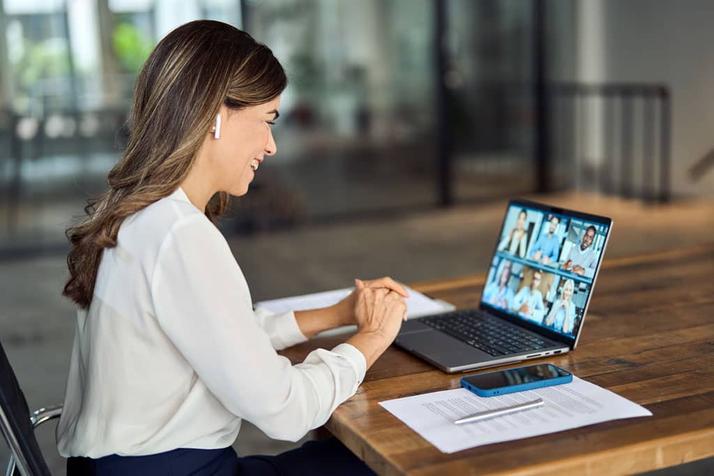 Article avantages d’une llc pour les non-résidents - Une entrepreneure en conférence à distance avec l'équipe gestionnaire de son entreprise aux USA 