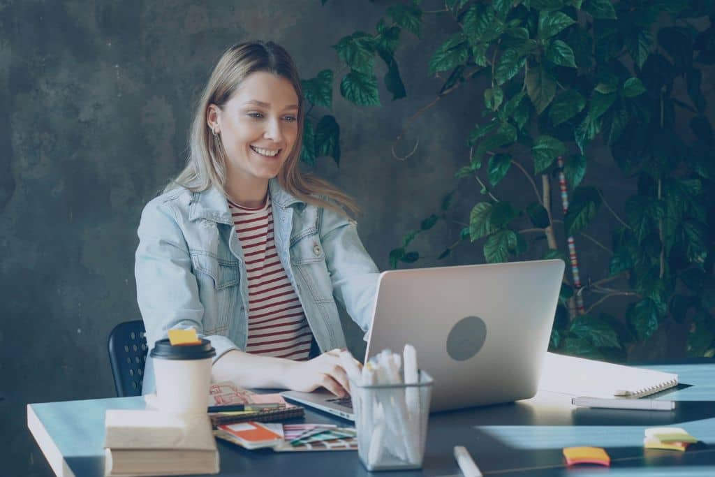 Article CIP-KYC - Une entrepreneure concentrée sur les démarches d’ouverture d’un compte bancaire us à distance