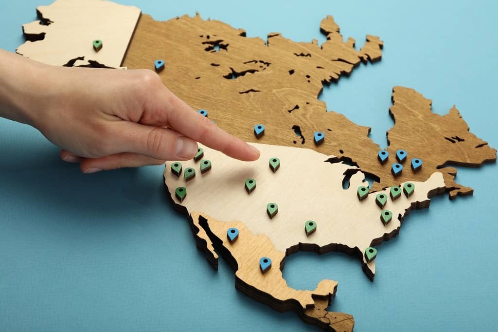 Article création d'entreprise aux États-Unis pour non-résidents - Une main pointant sur un Etat d'Amérique.