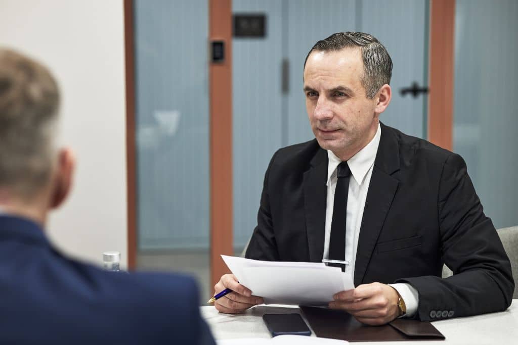 Article Crédit et prêts US - Un agent bancaire conseille un client avec un document à la main