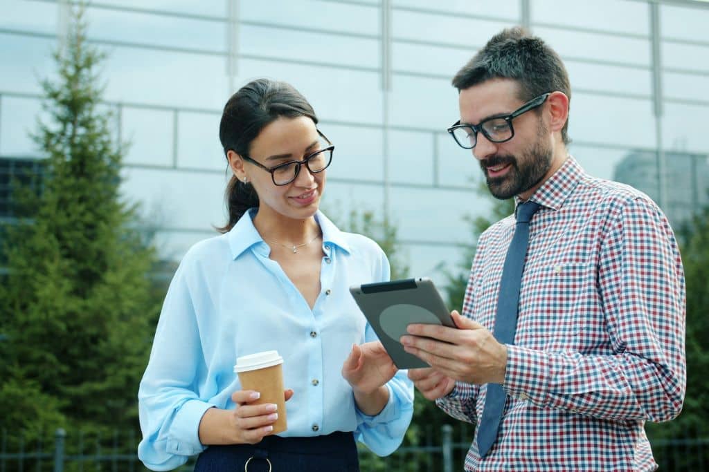 Article créer une llc en Oklahoma - Deux associés choisissant un nom pour leur entreprise