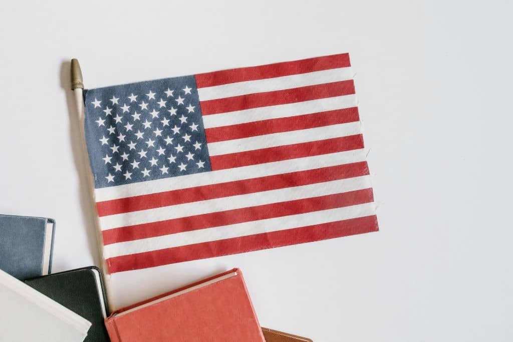 Article créer une llc en Oklahoma - Un drapeau américain miniature sur une table