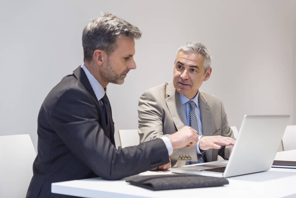 Un consultant expliquant à son client le régime fiscal d'Alabama