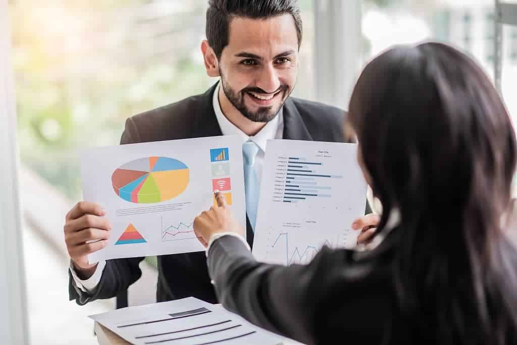 Un homme présentant les données graphiques concernant un secteur d'activité en Alabama