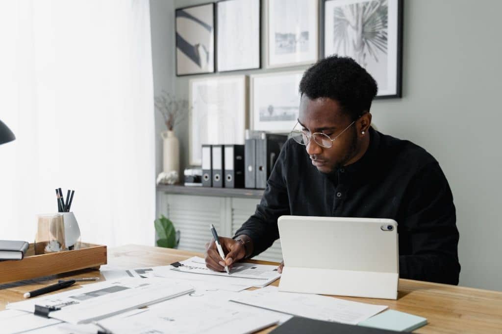 Article Créer une LLC en Alaska - Un entrepreneur au cœur de la gestion de sa trésorerie