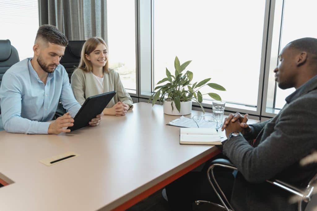 Article Créer une LLC en Alaska - Un consultant en rendez-vous avec ses clients