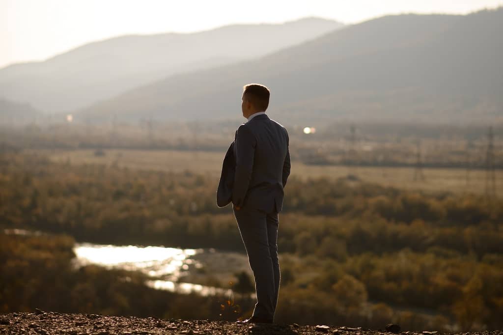 Un homme d'affaires se tenant debout et admirant le paysage de l'Arizona en extérieur