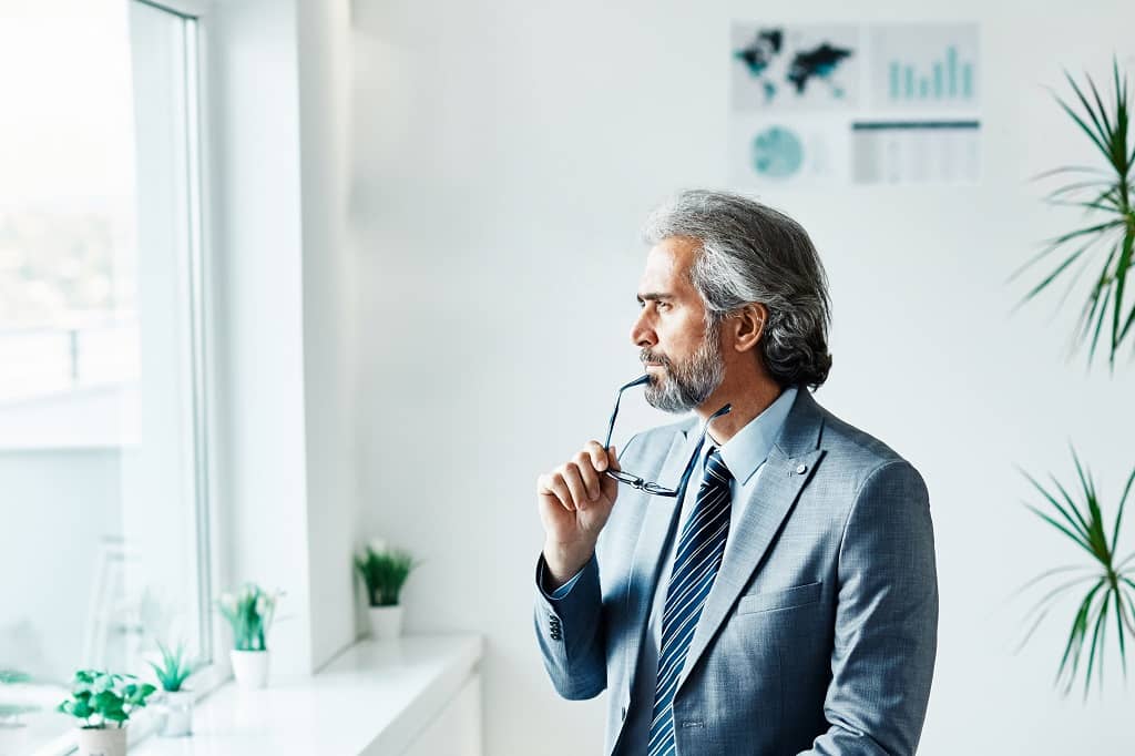 Un entrepreneur non-résident pensif réfléchissant au nom de sa LLC.