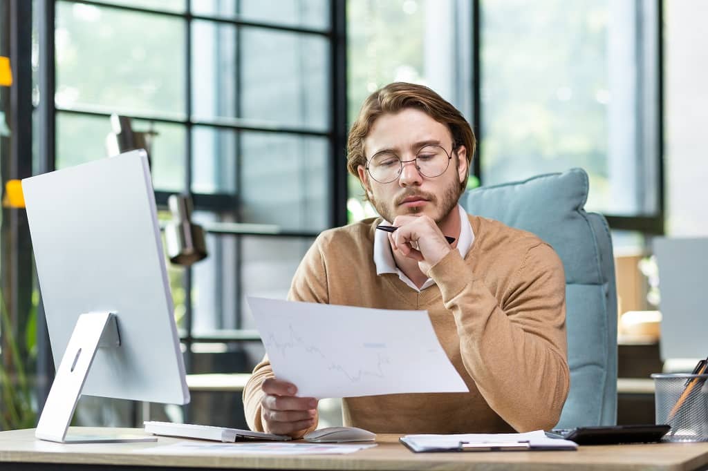 Un entrepreneur non-résident étudiant un dossier sur la déclaration fédérale BOI.