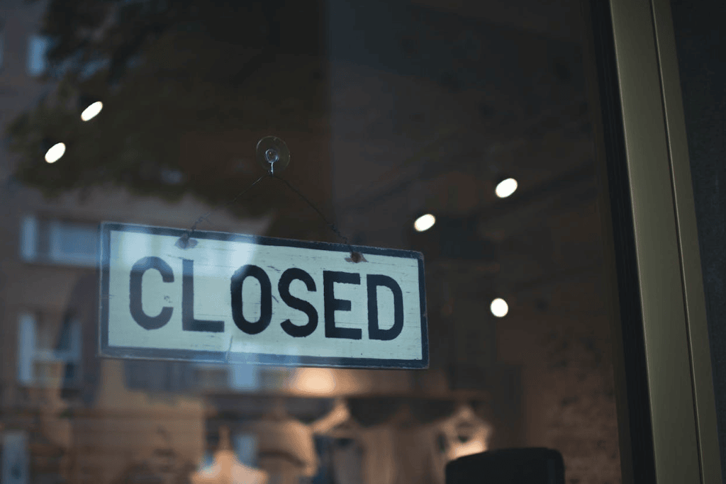 Un panneau indicant "Closed" accroché à la porte d'une boutique