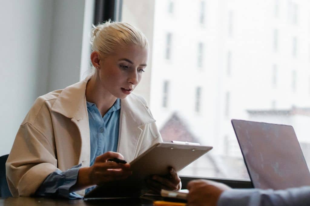 Article créer une LLC en Caroline du Sud - Une femme étudie les étapes d'une dissolution LLC