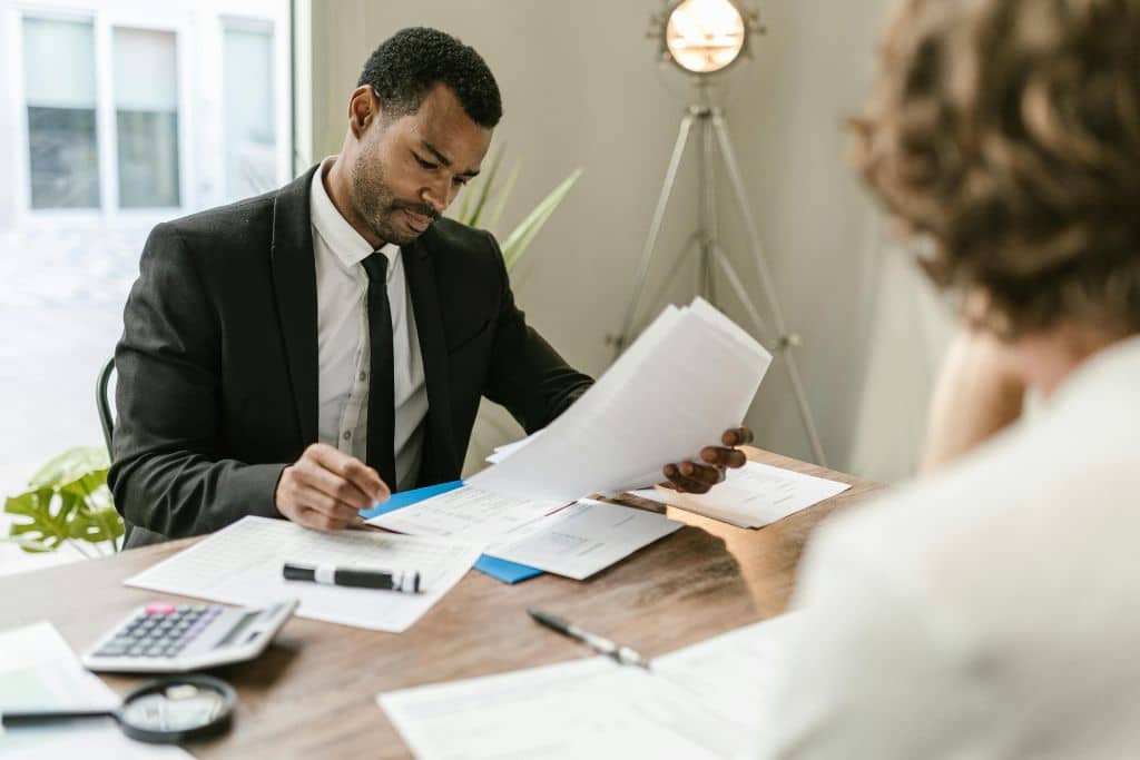 Article créer une LLC en Caroline du Sud - Un représentant légal américain classant les dossiers d'une cliente