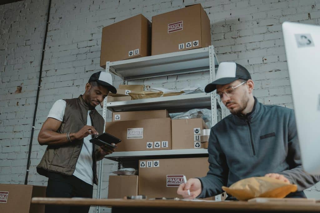 Article créer une LLC en Caroline du Sud - Deux associés d'une LLC organisant les livraisons