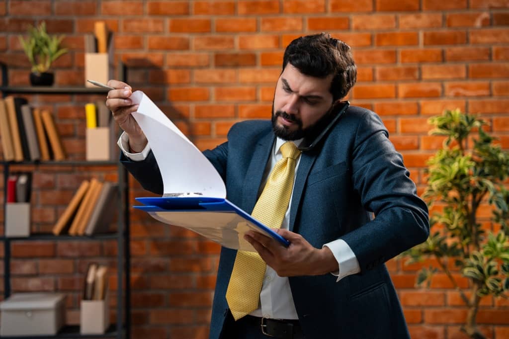 Article créer une LLC au Colorado - Un homme révisant un document