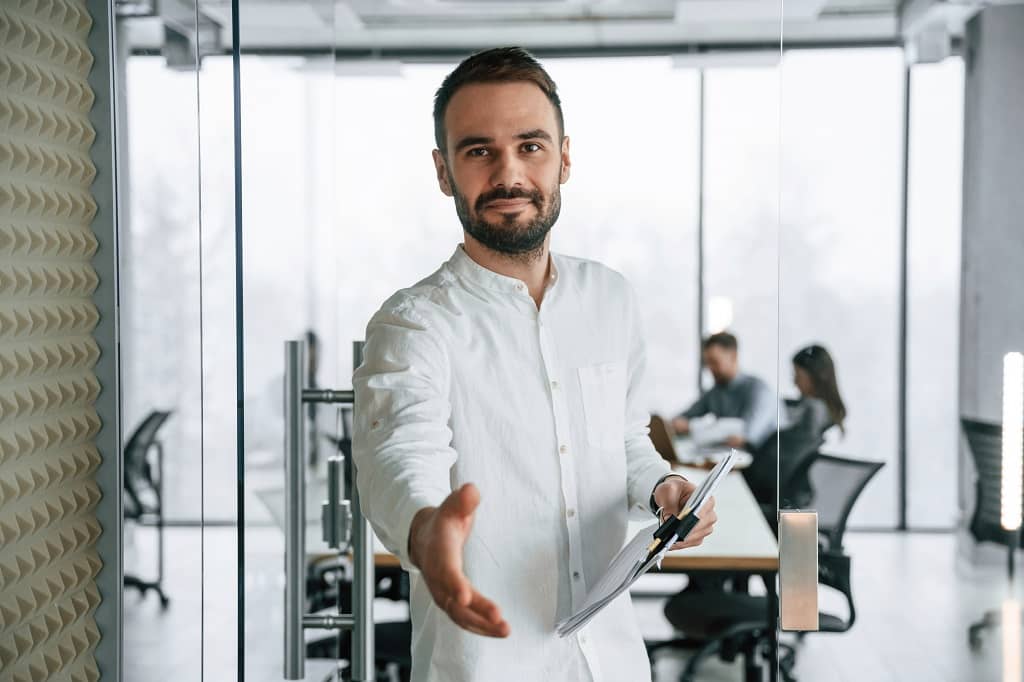 Article créer une LLC au Colorado - Un professionnel en création LLC qui tend la main