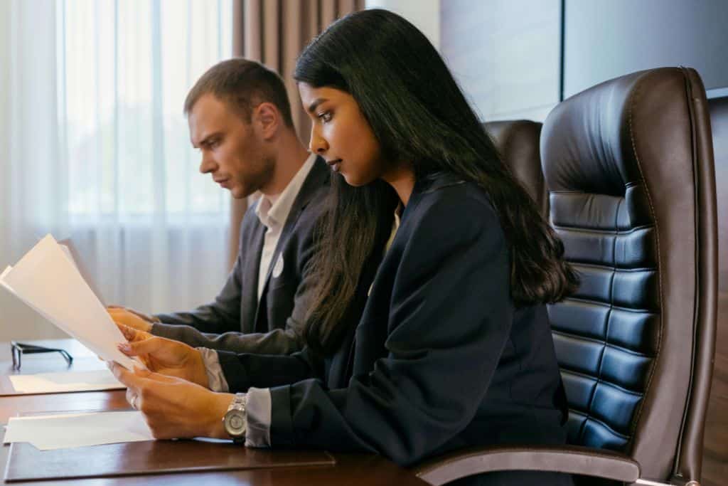 Article créer une LLC dans le Connecticut - Deux professionnels étudiant des rapports