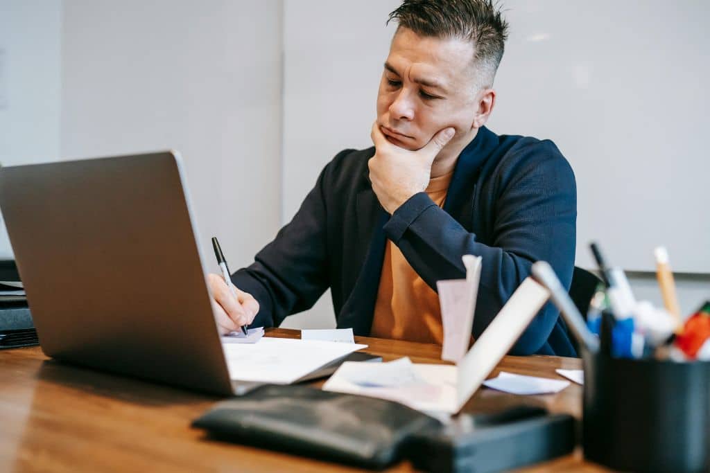 Article créer une LLC dans le Connecticut - Un homme choisissant un nom pour sa LLC