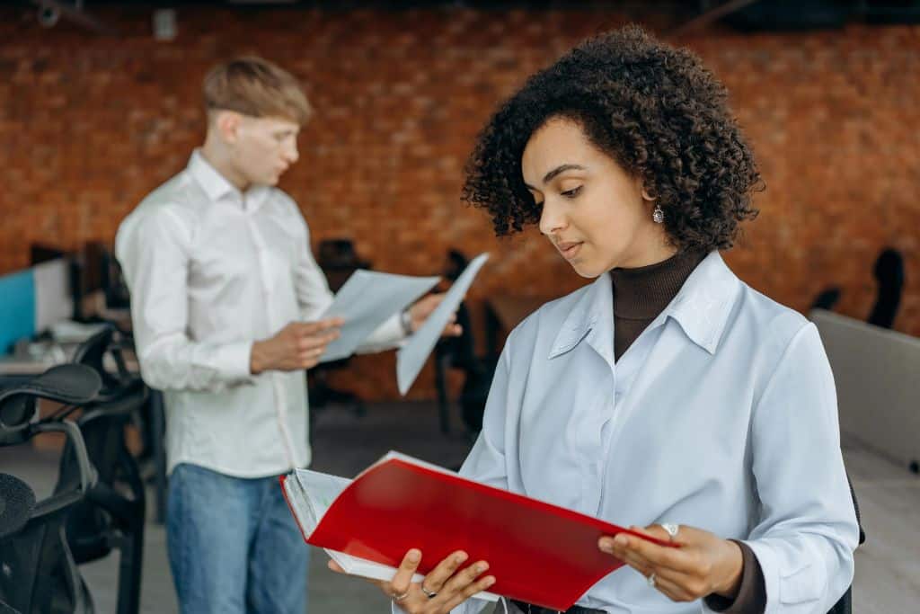 Article créer une LLC dans le Connecticut - Une représentante légale vérifiant un document entre les mains