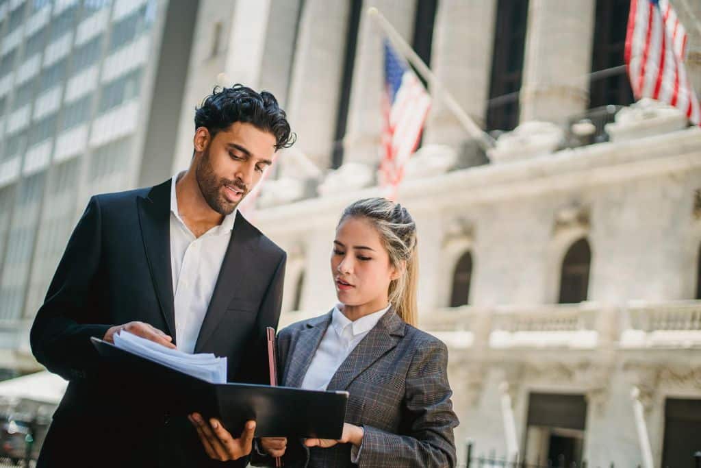 Article Créer une LLC au Dakota du Nord - Deux agents en création d'entreprise étudiant des dossiers sur une LLC