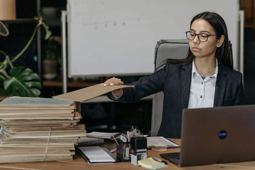 Article Créer une LLC au Dakota du Nord - Une représentante légale triant des documents