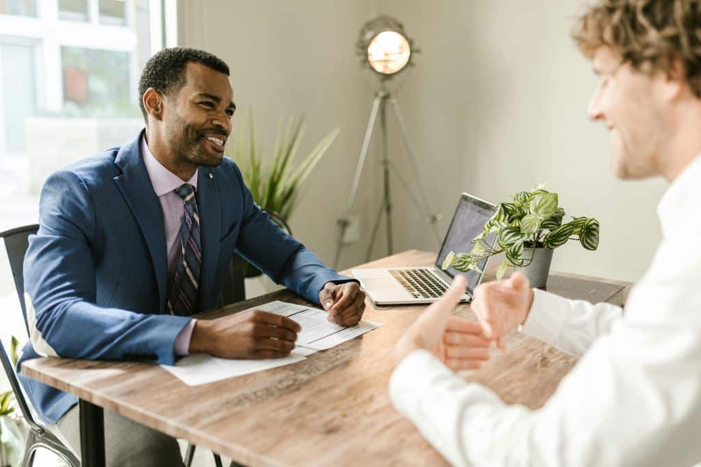 Article Créer une LLC au Dakota du Nord - Un expert conseil un client sur les démarches de création LLC