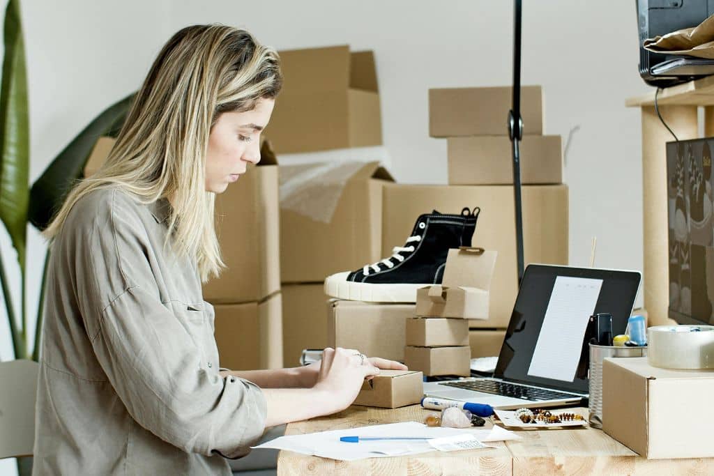 Article Créer une LLC au Dakota du Nord - Une entrepreneure spécialisée dans la vente e-commerce