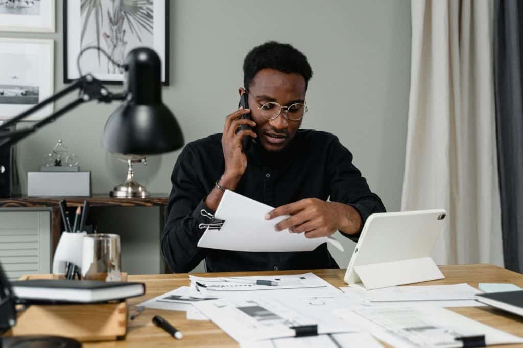 Article Créer une LLC au Dakota du Sud - Un représentant légal discutant au téléphone avec un client