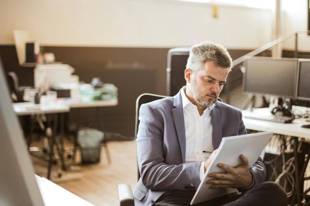 Article Créer une LLC au Dakota du Sud - Un entrepreneur assis en train de lister les noms potentiels pour son entreprise