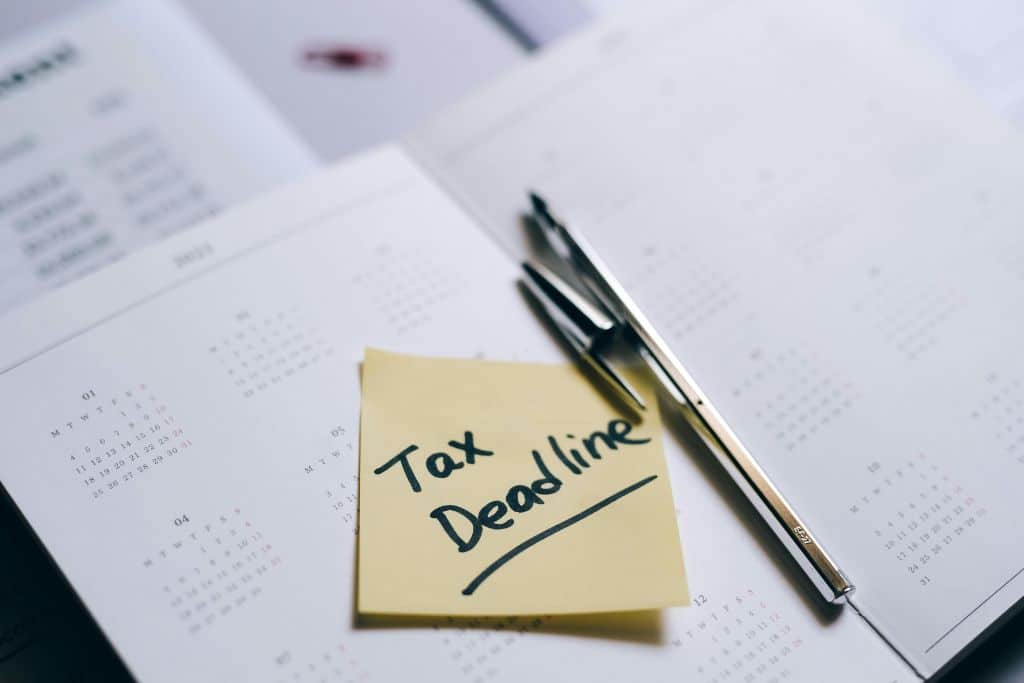 Article Créer une LLC au Dakota du Sud - Un post-it où est écrit "tax deadline"