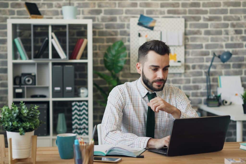 Article Créer une LLC au Dakota du Sud - Un homme analysant des informations sur son ordinateur