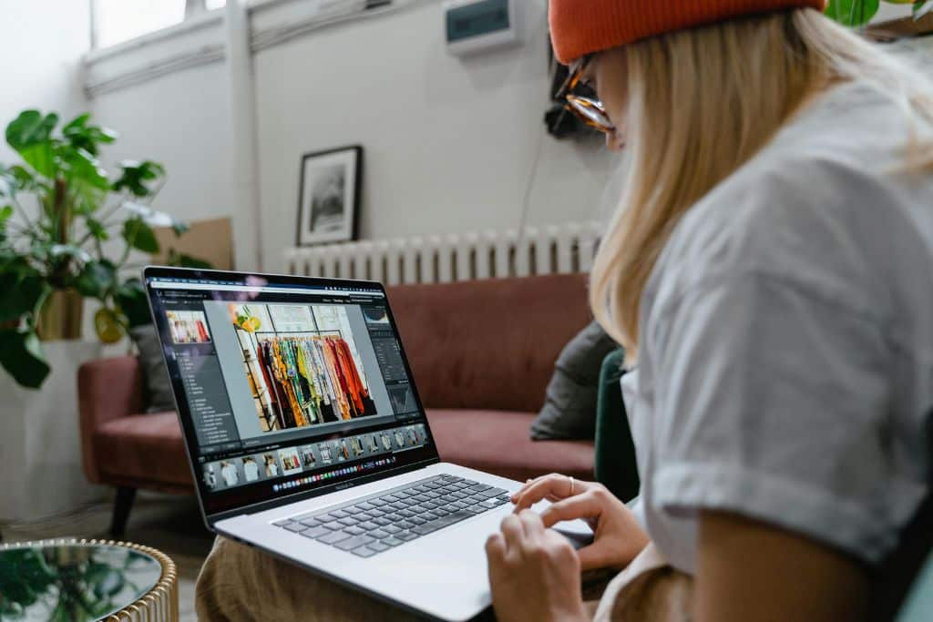 Article Créer une LLC au Dakota du Sud - Une femme apportant des améliorations sur son site e-commerce