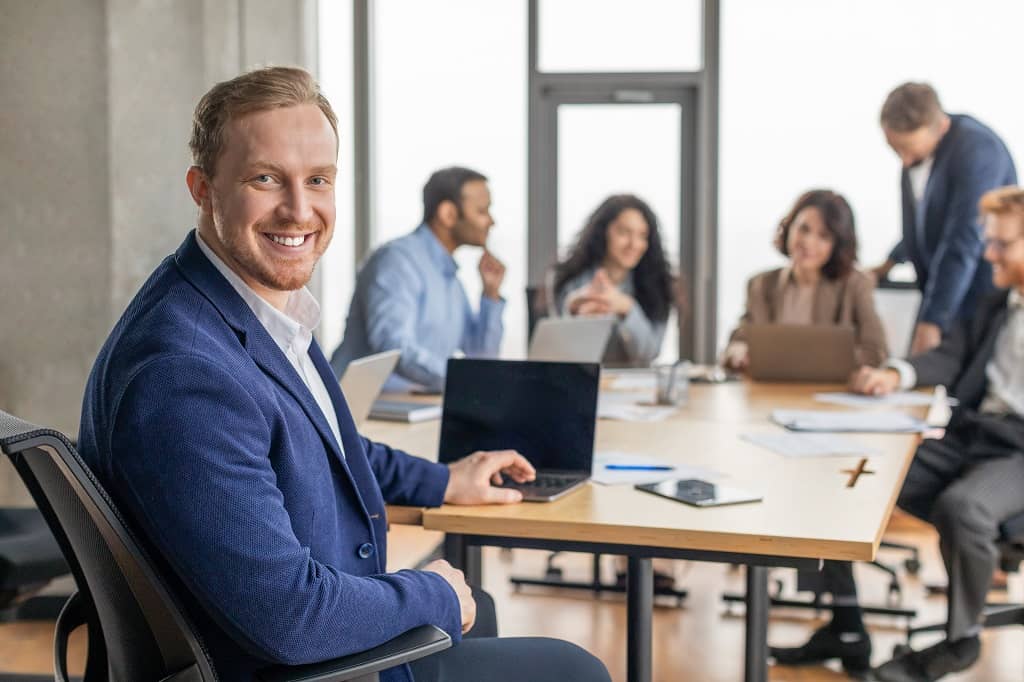 Article créer une LLC au Delaware - Un entrepreneur souriant au bureau 