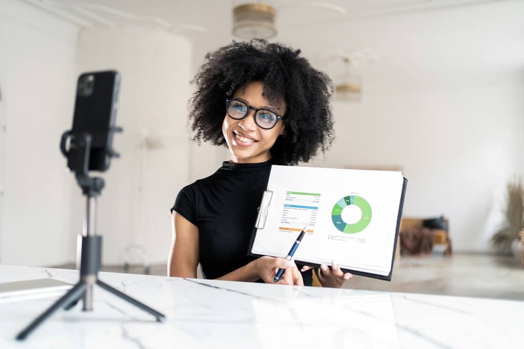 Article créer une LLC au Delaware - Une femme qui montre des données graphiques 