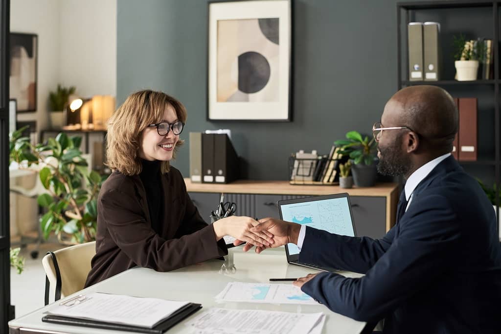 Article créer une llc en Floride - Un expert en création LLC serrant la main d'une cliente