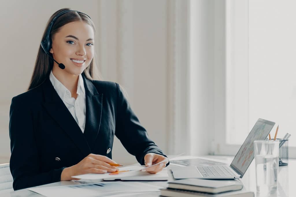 Article créer une llc en Floride - Une représentante légale souriante à son lieu de travail