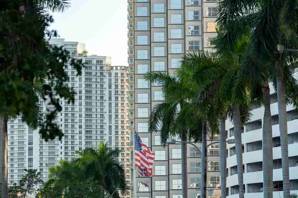 Article créer une llc en Floride - Des bâtiments d'affaires et un drapeau us