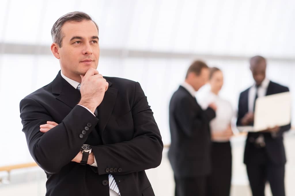 Article créer une llc en Floride - Un entrepreneur au premier plan qui réfléchit 