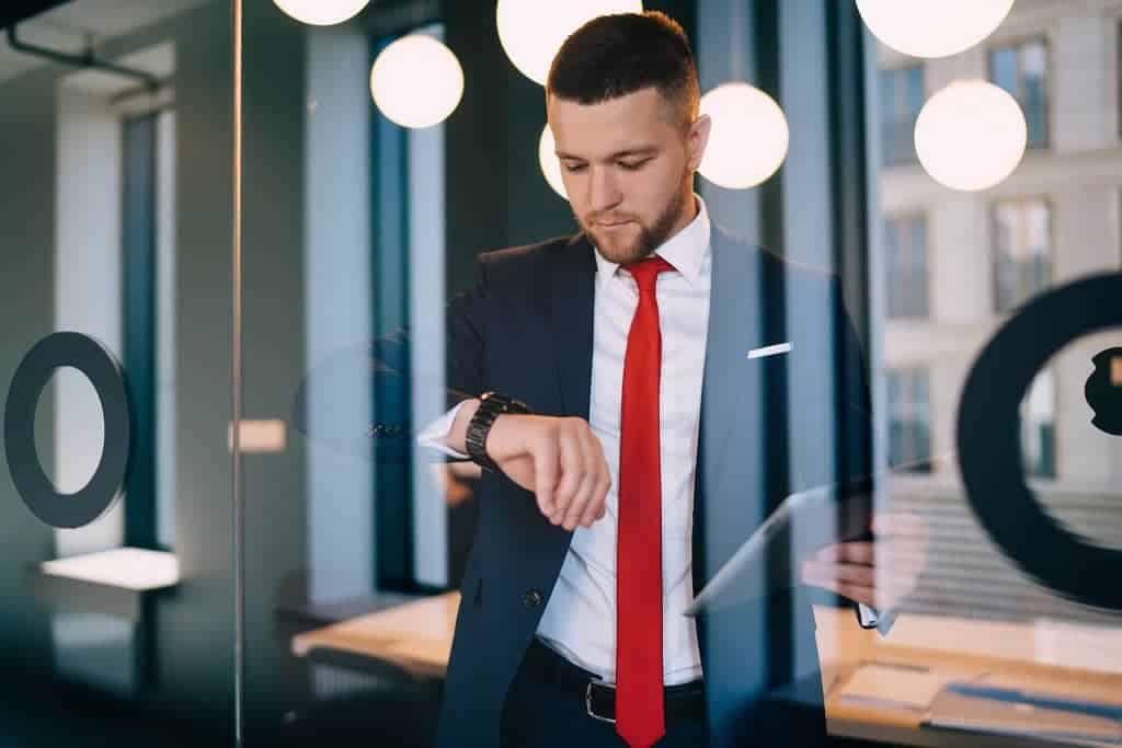 Article créer une llc en Floride - Un homme d'affaires qui regarde sa montre