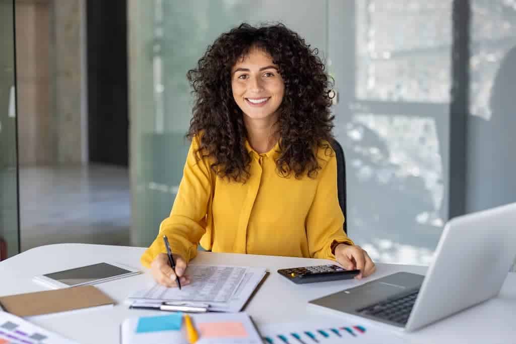 Article créer une llc en Floride - Une fiscaliste experte sur son bureau