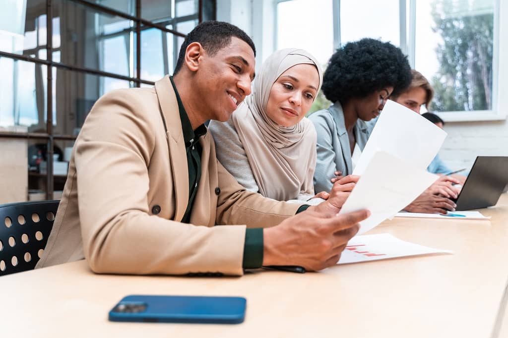 Article créer une llc en Floride - Un homme et un femme en train de lire des documents