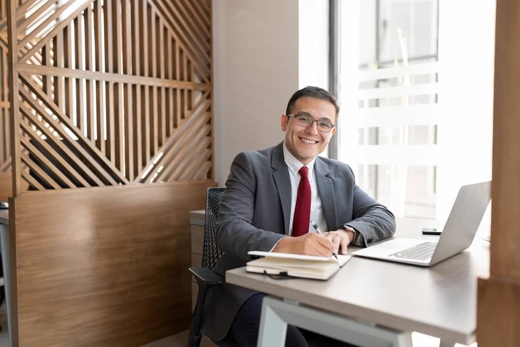 Article creer une llc en Georgie - Un consultant en création d'entreprise US assis sur un bureau écrivant une note