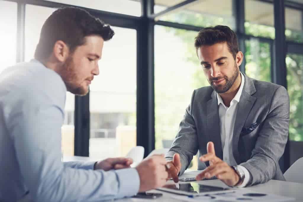 Article creer une llc en Georgie - Un consultant en création de LLC qui s'entretient avec un client