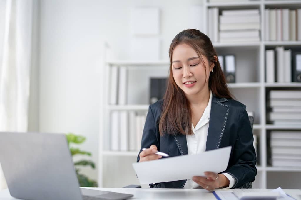 Article creer une llc en Georgie - Une entrepreneure choisissant le nom de sa LLC